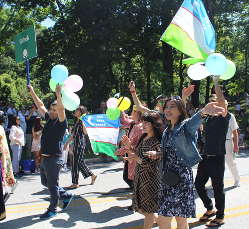 Uzbek community represented in the Parade of Flags 